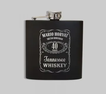 Personalizirana crna pljoska za viski povodom rođendana - cover