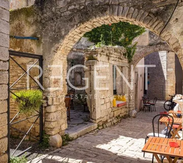 Istra, Bale – Šarmantna kuća sa konobom i pet apartmana - cover