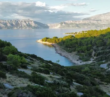 POLJOPRIVREDNO ZEMLJIŠTE UZ MORE (14 174 m2), POVLJA, OTOK BRAČ - cover