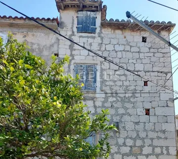 Trogir - stara kamena kuća uz more za renovaciju - cover
