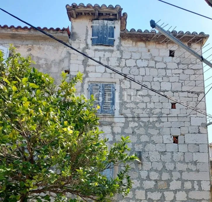 Trogir - stara kamena kuća uz more za renovaciju - cover