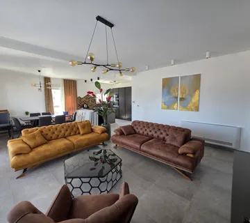 Luksuzan penthouse s otvorenim pogledom na more, Okrug Gornji! - cover