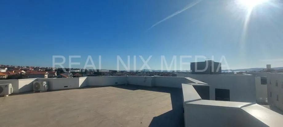 Plovanija-STAN SA KROVNOM TERASOM I POGLEDOM NA MORE!ODMAH USELJIV! - cover