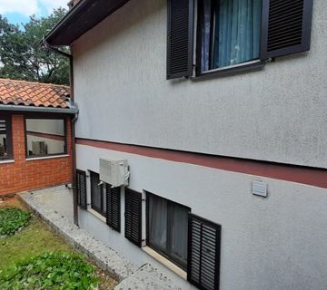 Pobri, katnica 150 m2 + studio apt., okućnica, pogled na more! - cover