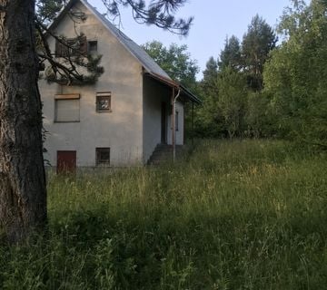 Kućica u netaknutoj prirodi u blizini Plitvičkih jezera - cover