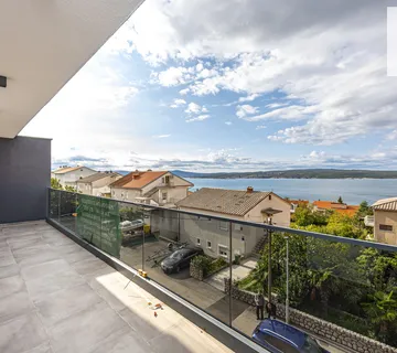 Crikvenica- stan s pogledom na more, parkingom i privatnom okućnicom, PRILIKA!