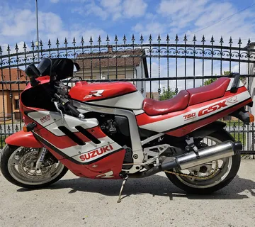 Suzuki gsxr 750 - cover