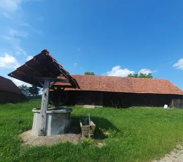 Građ. zemljište, Kraljev Vrh, 1680 m2 s drv. objektom 90m2 i bunarom - Kraljev Vrh, Jakovlje