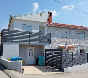 Kuća sa 3 stana nedaleko mora - Poreč
