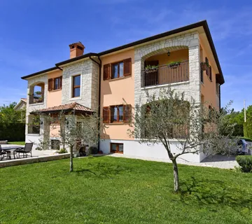 kuća sa 4 apartmana 7 km od Poreča - cover
