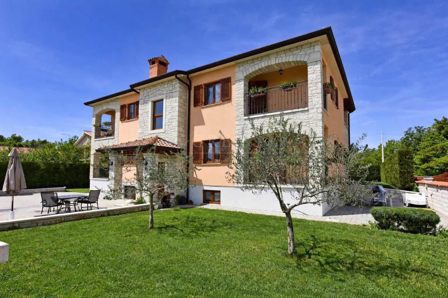 kuća sa 4 apartmana 7 km od Poreča - cover