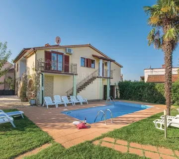 Kuća s bazenom 5 km od Poreča, 330 m2, prodaja - cover