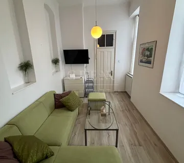 Stan Zagreb Donji Grad, 50 m2+20 m2 spremište, PRILIKA