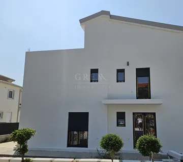 Dvojna kuća 1500 m od mora, Poreč, 190 m2, prodaja