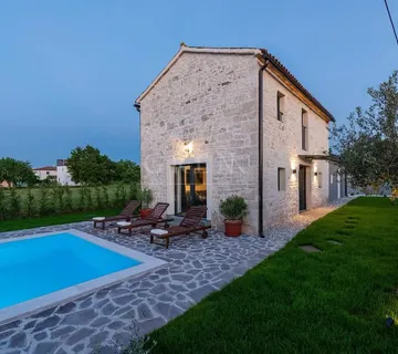 Samostojeća kamena kuća 8 km od Poreča