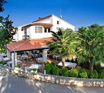 Stambeno poslovna kuća 5 km od Poreča, 300 m2, prodaja - cover