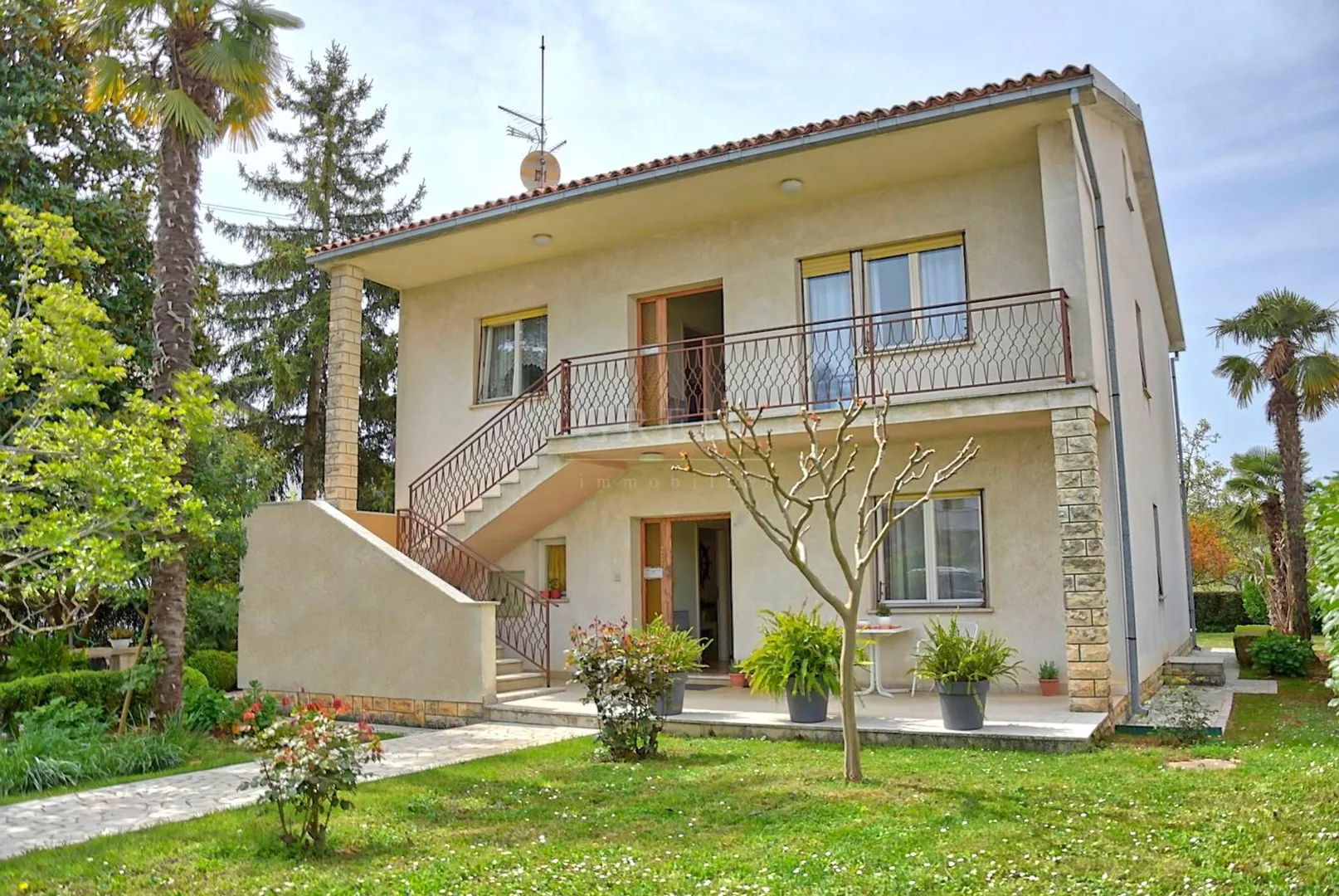 Kuća sa dva stana 400m od mora - cover