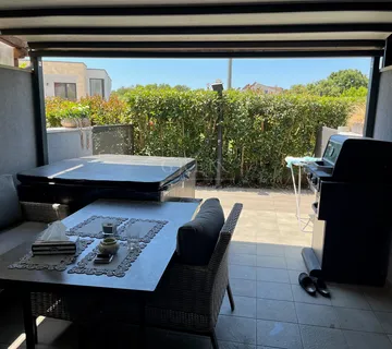 Kuća u nizu udaljena 5 min vožnje do mora i grada - cover