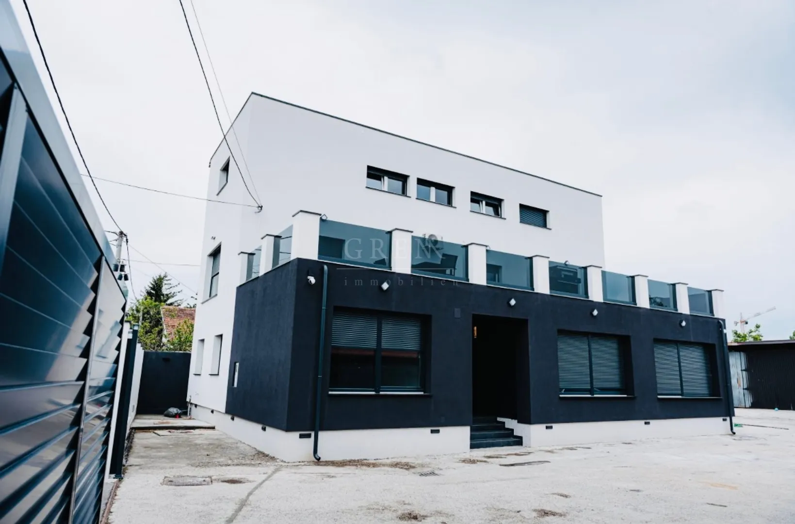 LUKSUZNA MODERNA KUĆA 400 M2 + 169 M2 HALA, RESNIK, ZAGREB - cover