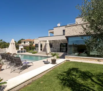 Moderna vila u okolici Poreča sa pogledom na more - cover