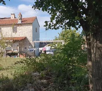 Kamena kuća u okolici Poreča sa pogledom na more