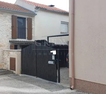 Kuća sa 3 stana u centru mjesta udaljena 2000 m od mora - cover