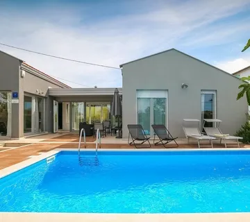 Prodaja prizemnice s bazenom , blizu Poreča – 120 m², namještena - cover