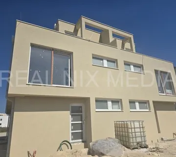 PRIVLAKA-LUKSUZNI DUPLEX ! Bazen. Blizina plaže. - cover