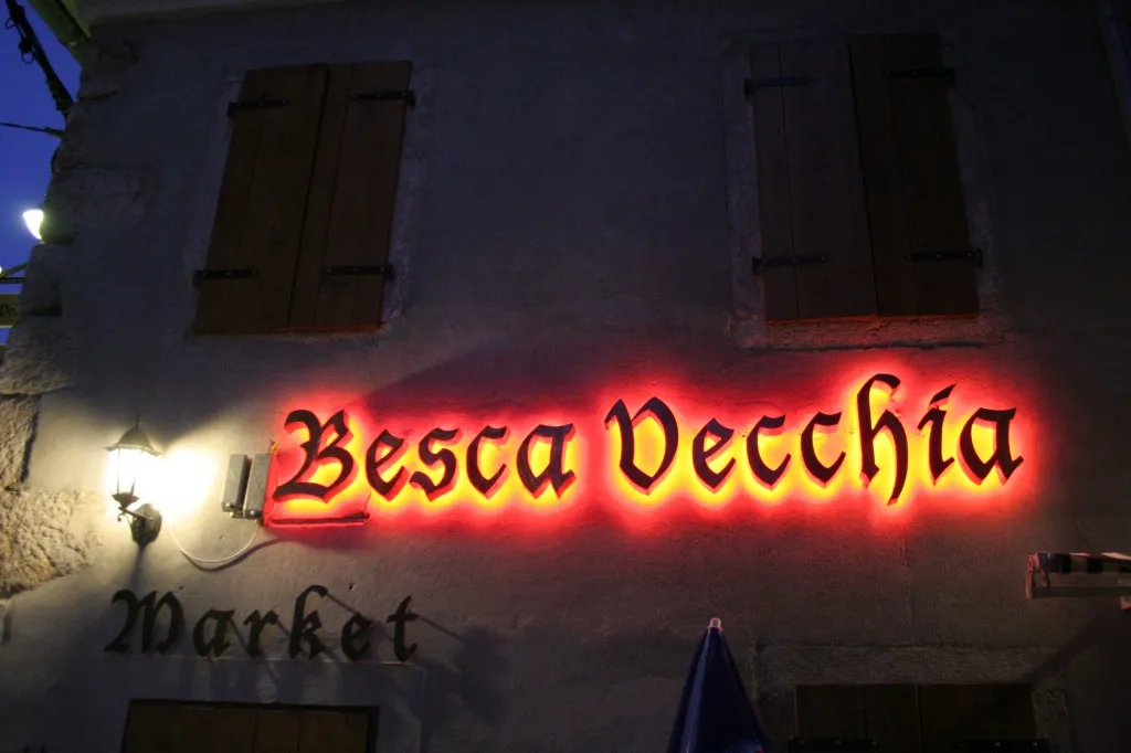 Izrada reklama - Indirektna rasvjeta 3D slova - cover