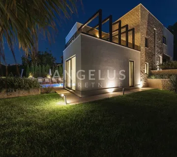 Trogir, Čiovo - vila uz more sa unutarnjim i vanjskim bazenom - cover