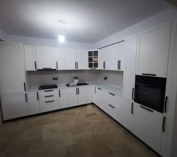 Kuhinja sa retro frontama sa ukladama - cover