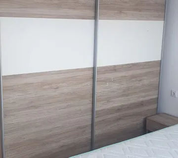 Trosobni stan - cover