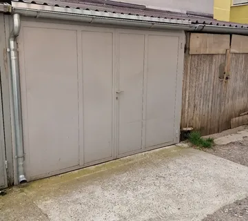 Garaža u centru grada - cover