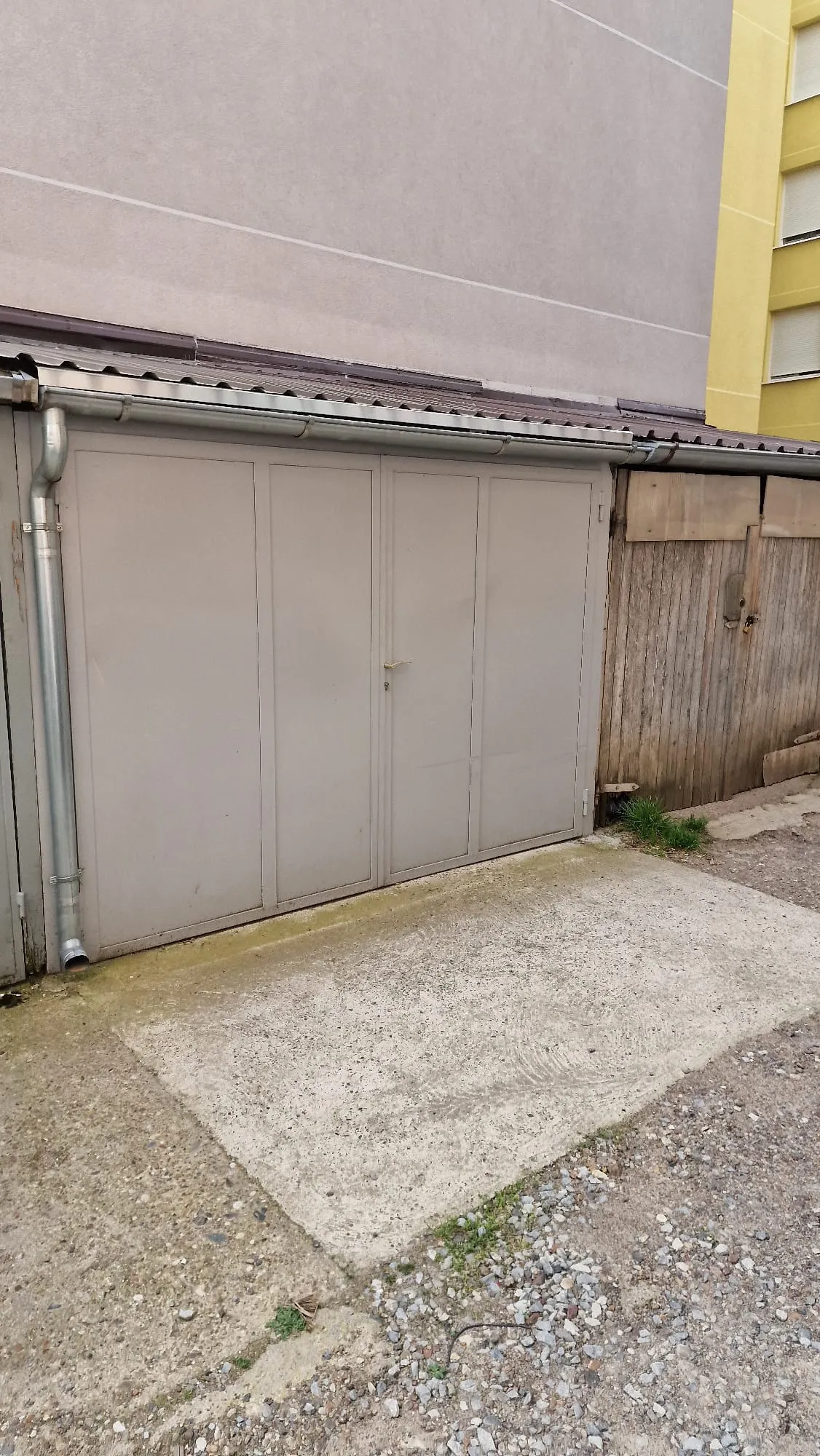 Garaža u centru grada - cover