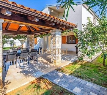 Istra, Medulin, Kuća 230m2 , dva stana , velika okućnica 985m2 - cover