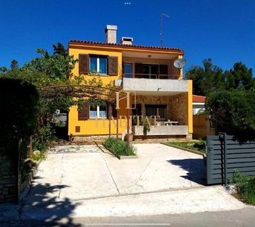 Istra, Premantura, kuća 150m2 sa dva stana, 600m od mora - cover