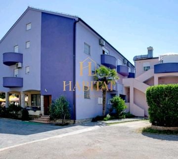 Medulin, apartmanski objekat 1200m2, zemljište 3000 m2 - cover