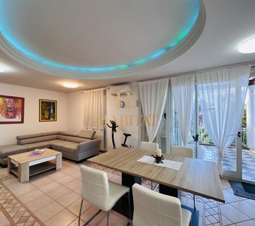 Istra , Umag , 250m2 kuca sa 3 apartmana , dvoriste 500m2 , opremljeno - cover