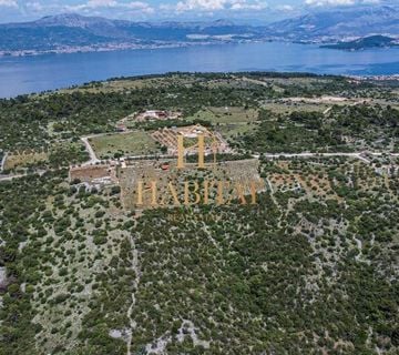 Dalmacija , Čiovo , EKSKLUZIVNA PRODAJA , parcela 13.649m2 , tri kucice na parceli , struja , voda , vinova loza - cover