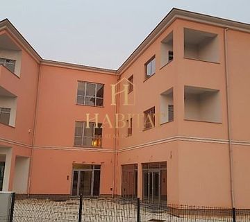 Istra, Rovinj , poslovno stambena zgrada 1260m2, 1683m2 gradjevinskog zemljista , 30 parkinga, 450m od mora - cover