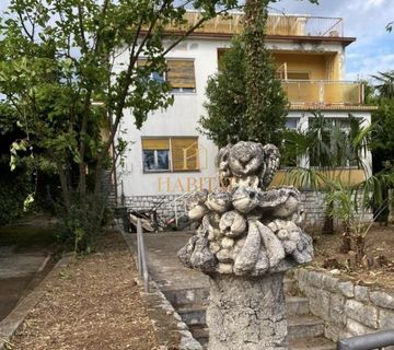 Crikvenica - elitna zona, samostojeća kuća katnica s velikom zelenom okućnicom, prodaje se - cover