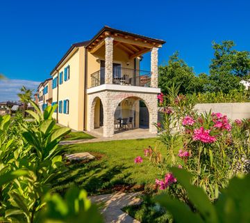 POREČ-kuća i 6 apartmana s bazenom, uhodano poslovanje - cover