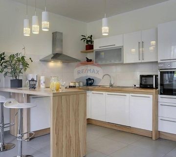 Istra, Medulin, kuća s velikom okućnicom i bazenom - cover