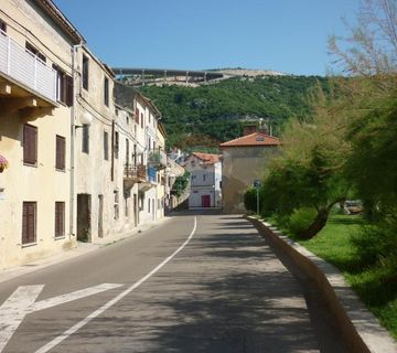 Bakar - centar, starina sa zemljištem 3100 m2 - cover