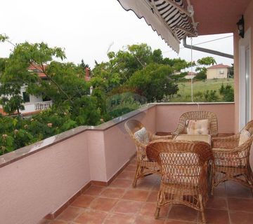 RAB-kuća sa 8 apartmana - cover