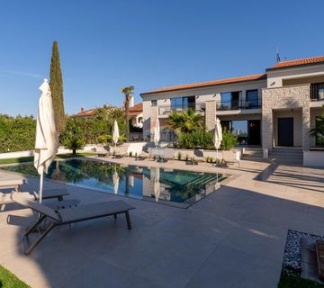 Istra, Poreč - moderna novogradnja sa bazenom i tri stambene jedinice - cover