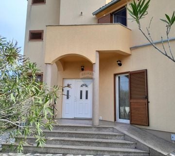 Istra,Valbandon,kuća sa 4 apartmana i stanom - cover