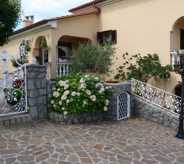 Malinska, otok Krk, prekrasna vila sa velikom okućnicom, dvije garaže i sa pogledom na more! - cover