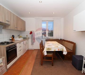 MARINIĆI - kuća sa tri stana ukupne stambene površine 382m2 - cover