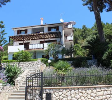 MALI LOŠINJ - VILA SA 10 APARTMANA NA RIJETKOJ I ATRAKTIVNOJ LOKACIJI - cover